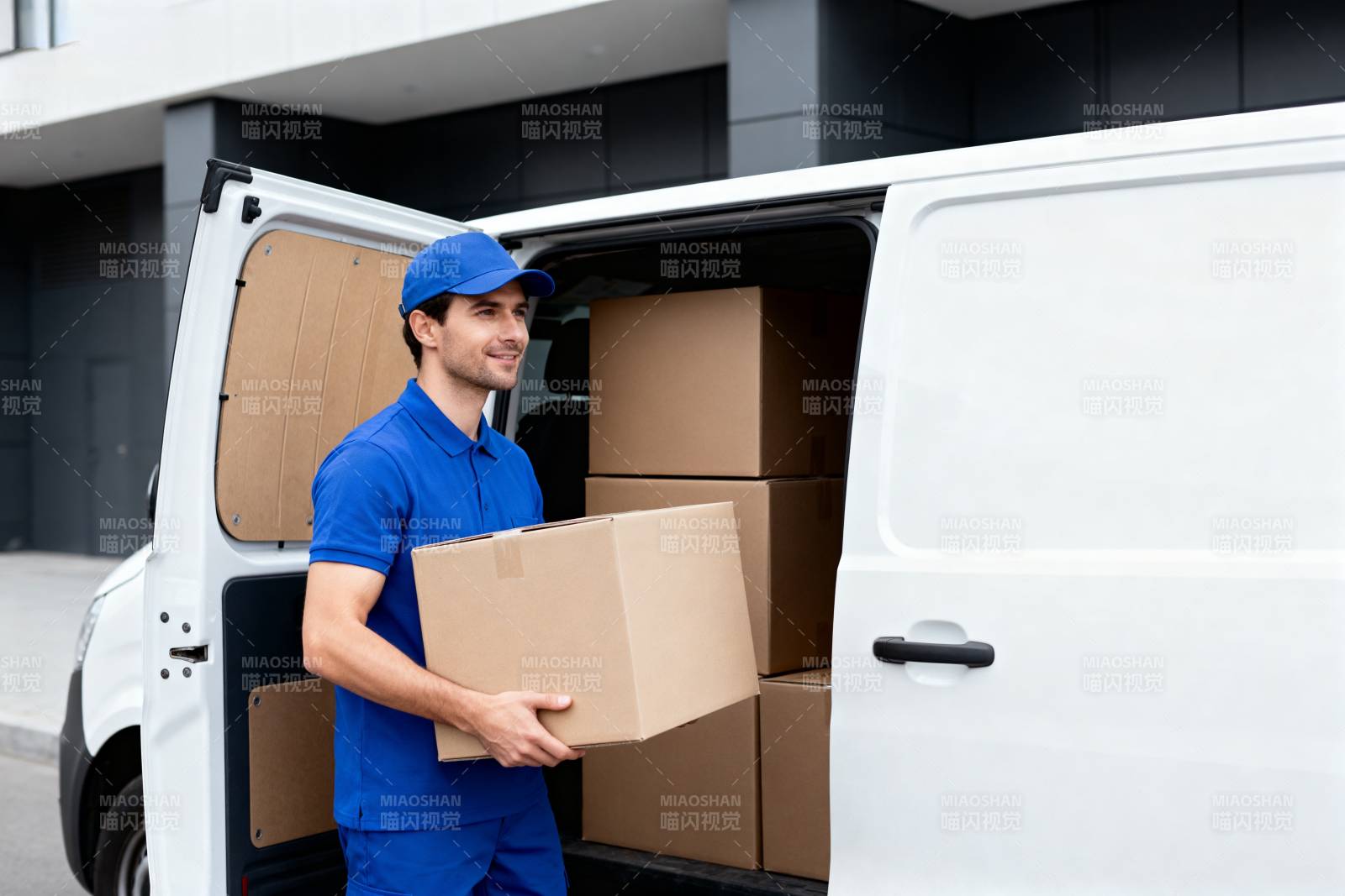快递员搬运包裹图片