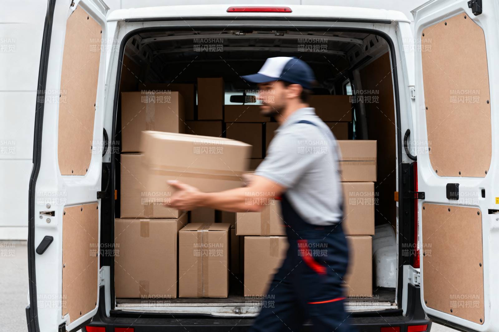 快递员搬运包裹图片