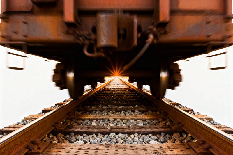 铁轨尽头的光芒图片