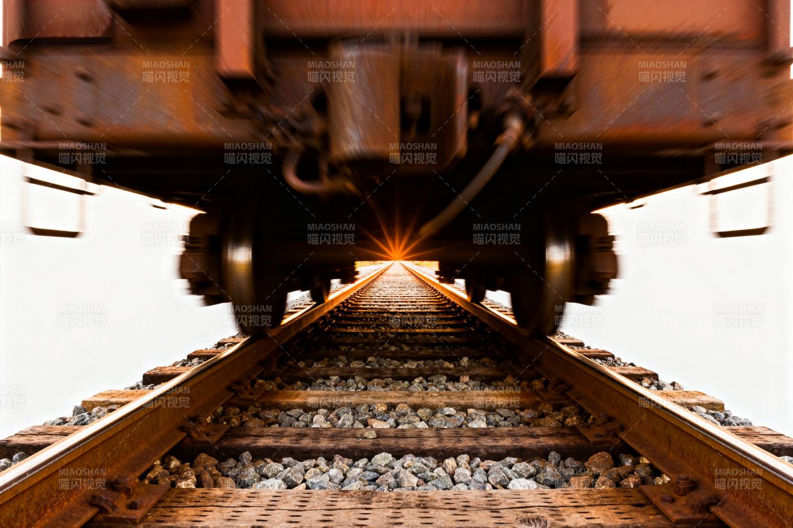 铁轨尽头的光芒图片