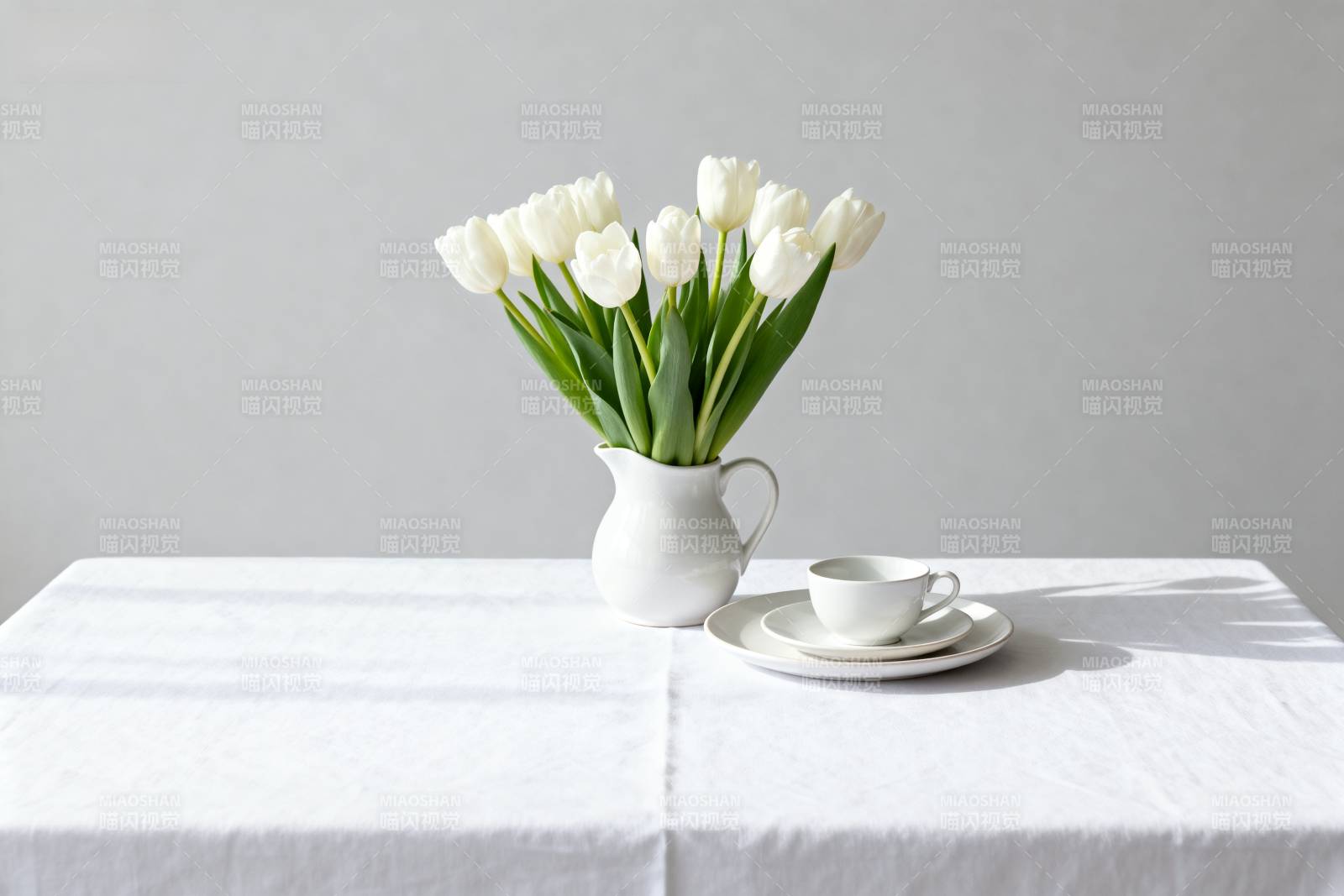 白郁金香与茶杯图片