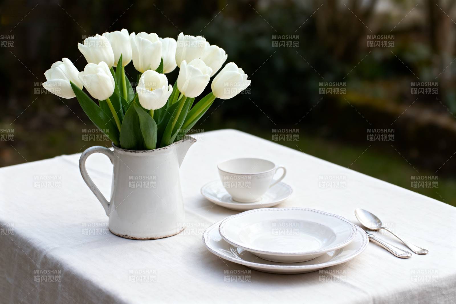 白郁金香茶点静谧时光图片