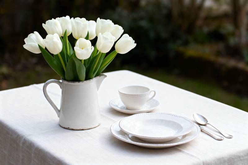 白郁金香茶点静谧时光图片