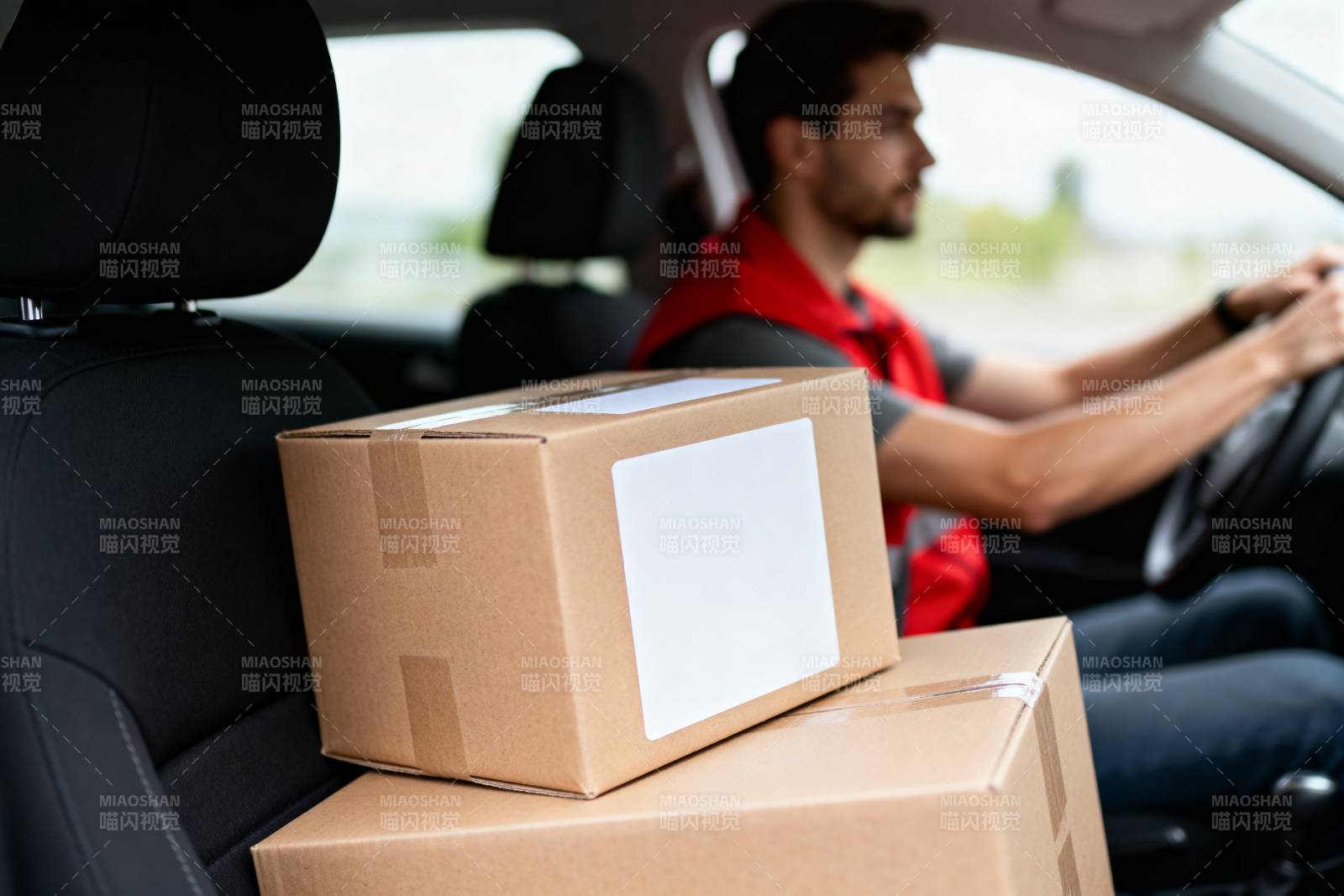 快递员车内送包裹图片