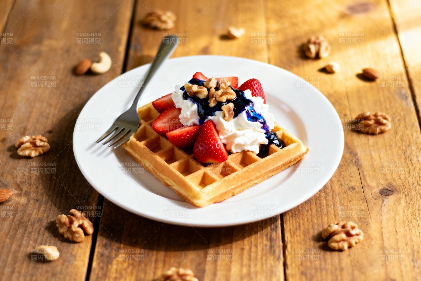 草莓奶油华夫饼图片