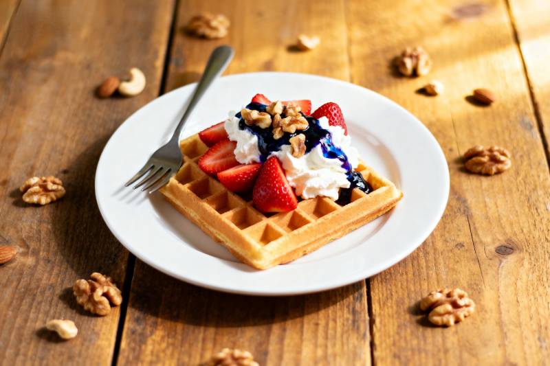 草莓奶油华夫饼图片