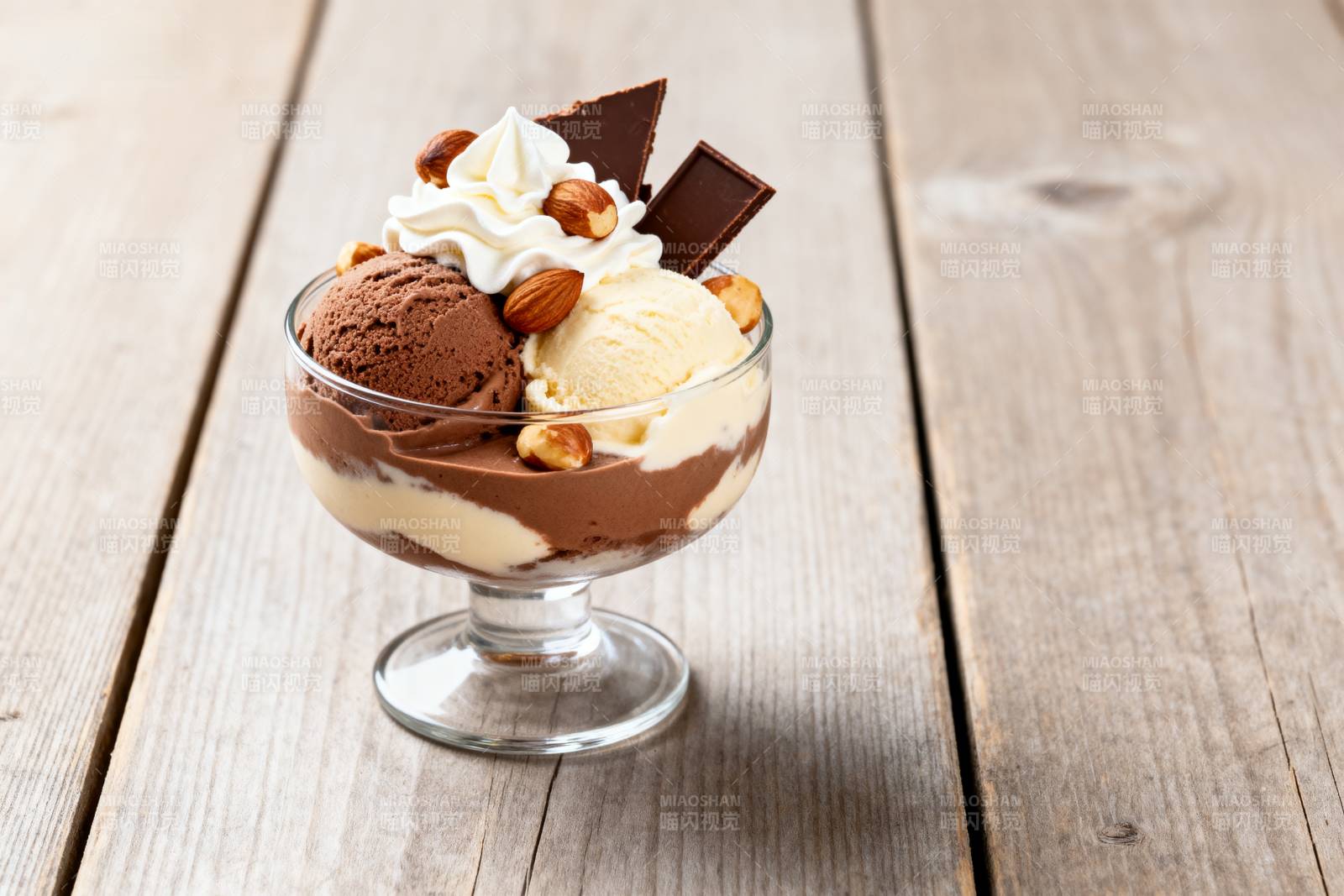 巧克力冰淇淋甜品图片