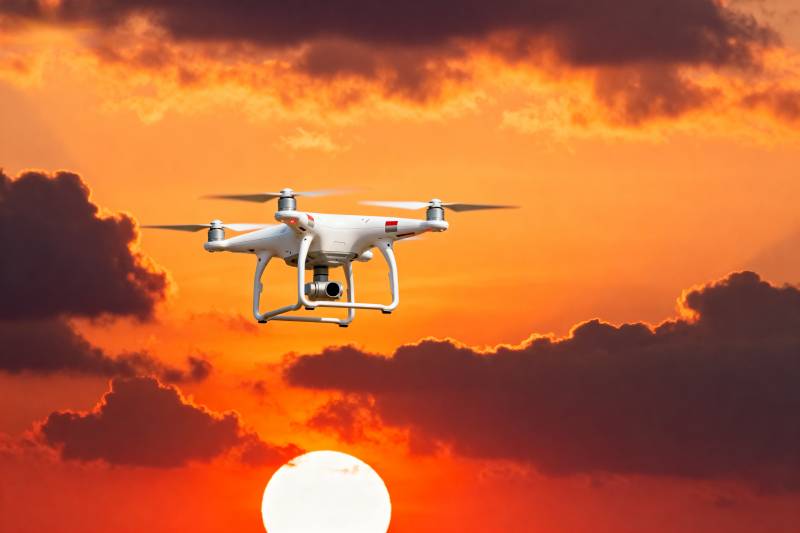 无人机翱翔夕阳下图片