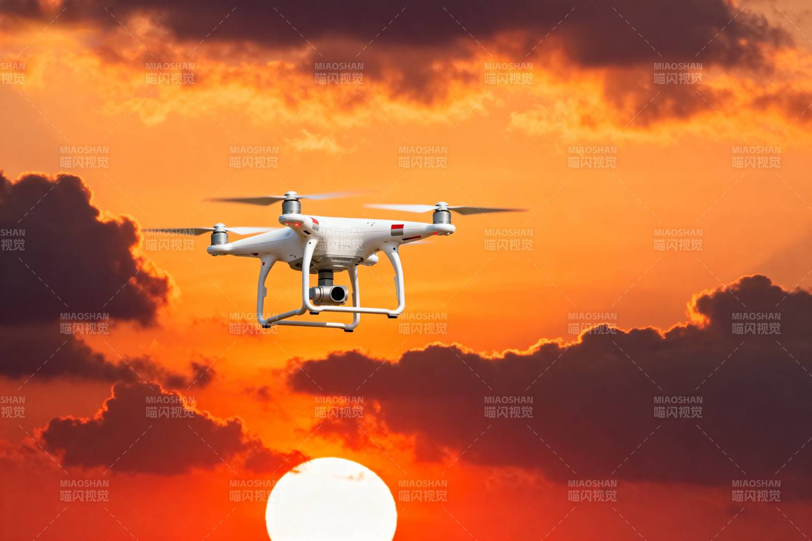 无人机翱翔夕阳下图片