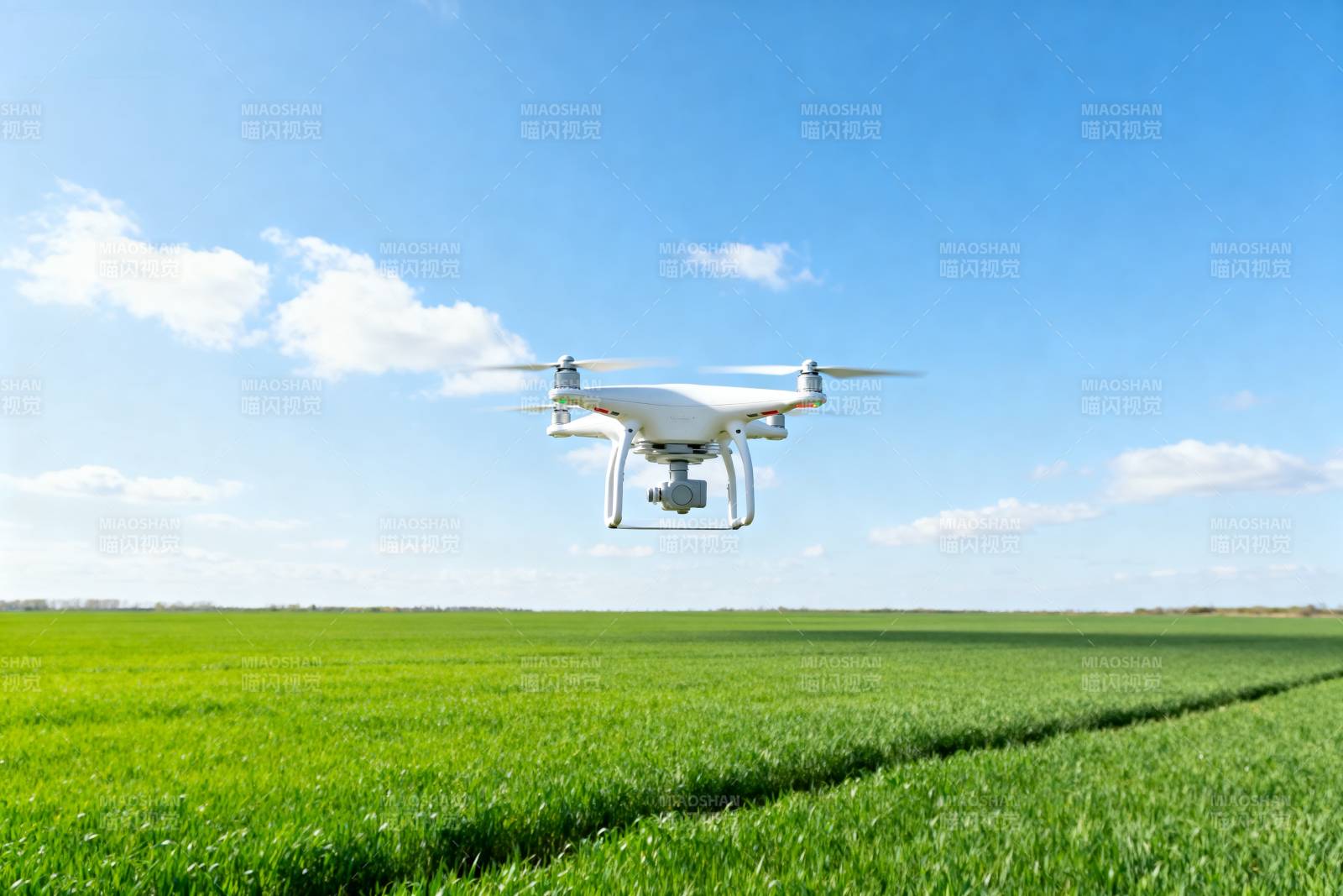 无人机飞越绿野图片