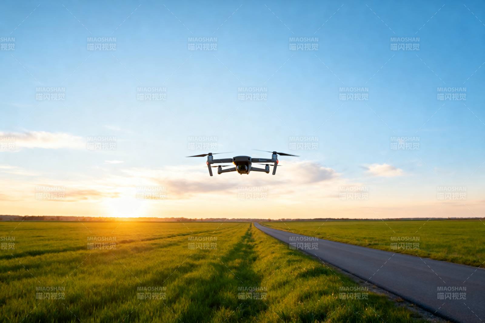 无人机飞越田野图片