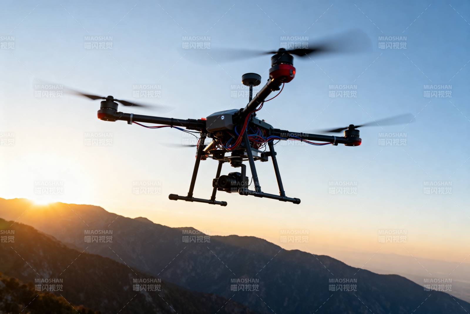 无人机翱翔山巅图片