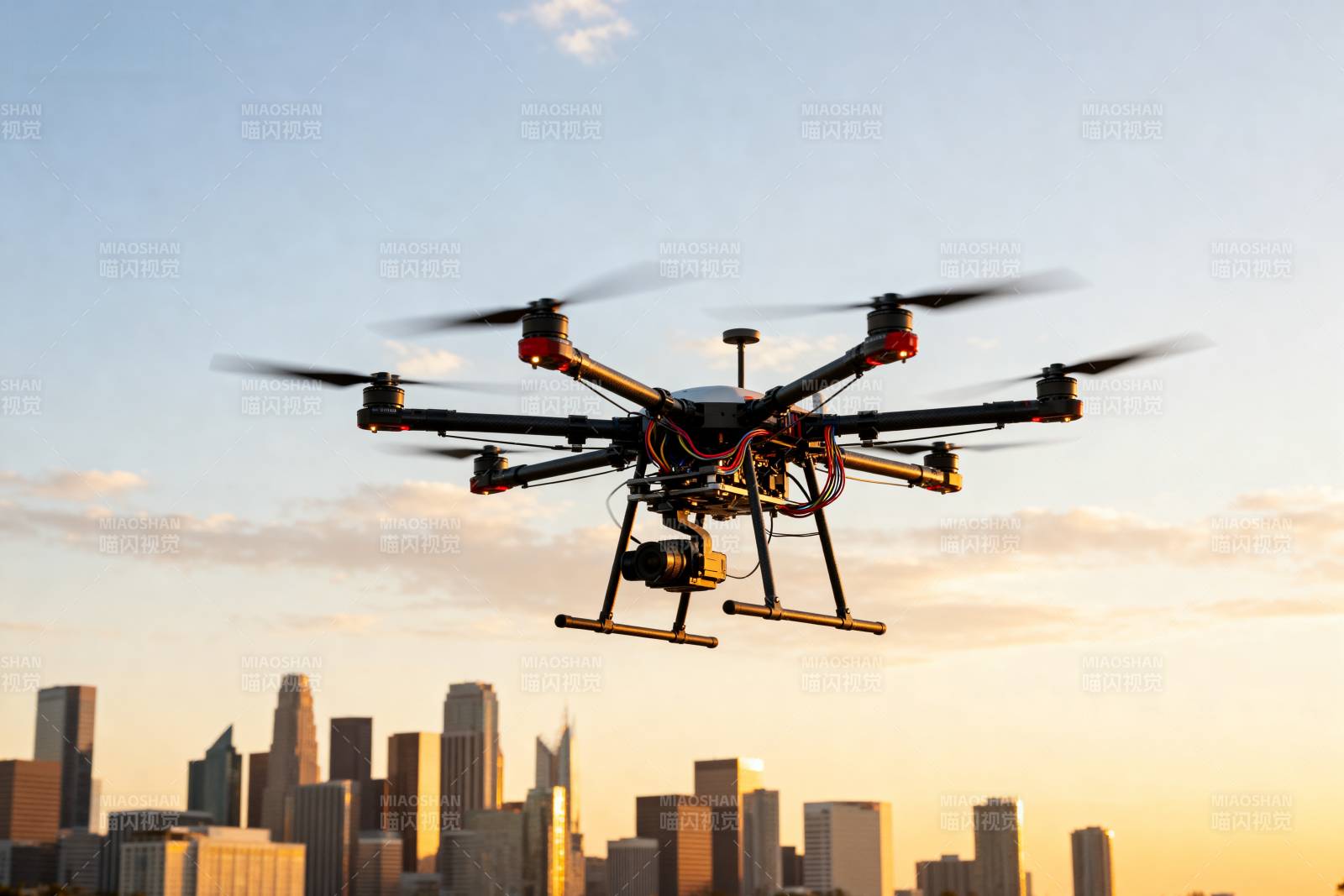 无人机翱翔城市上空图片