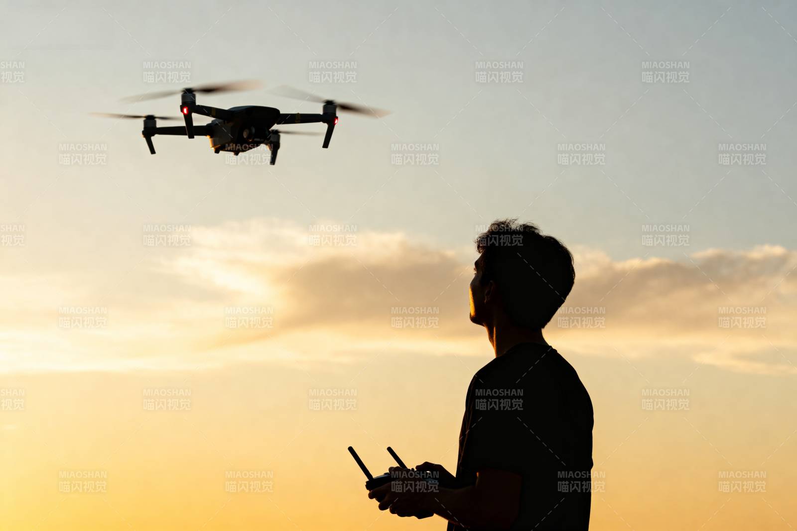 夕阳下操控无人机图片