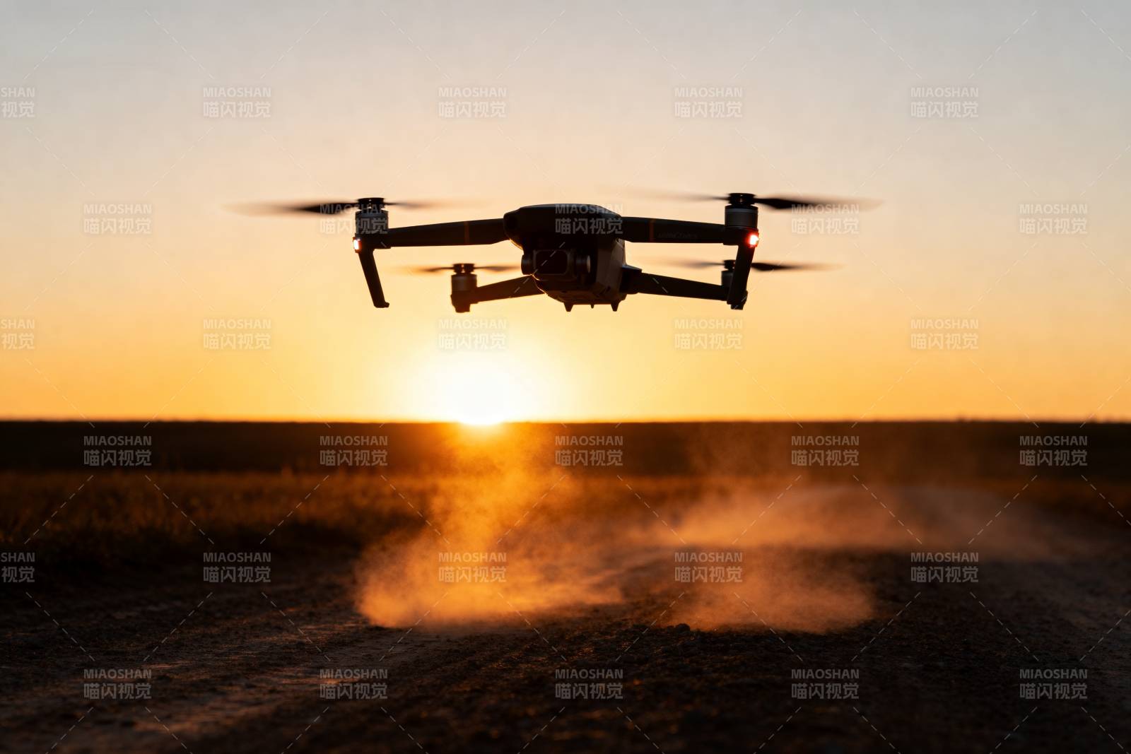 夕阳下的无人机飞行图片