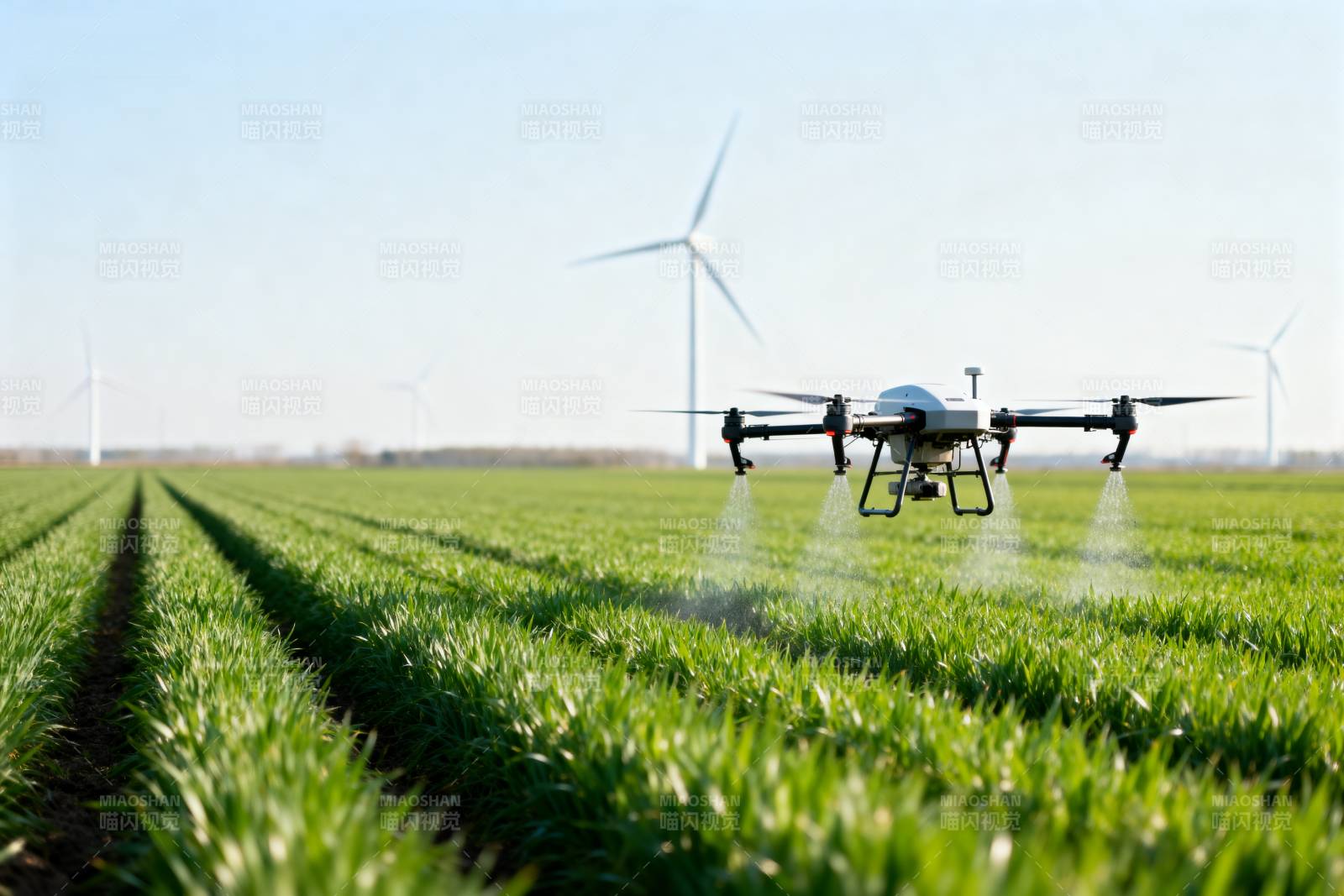 无人机喷洒农田图片