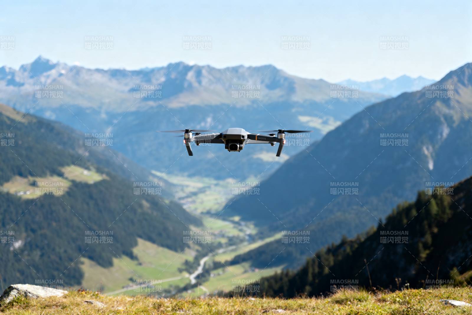 无人机飞越山谷图片