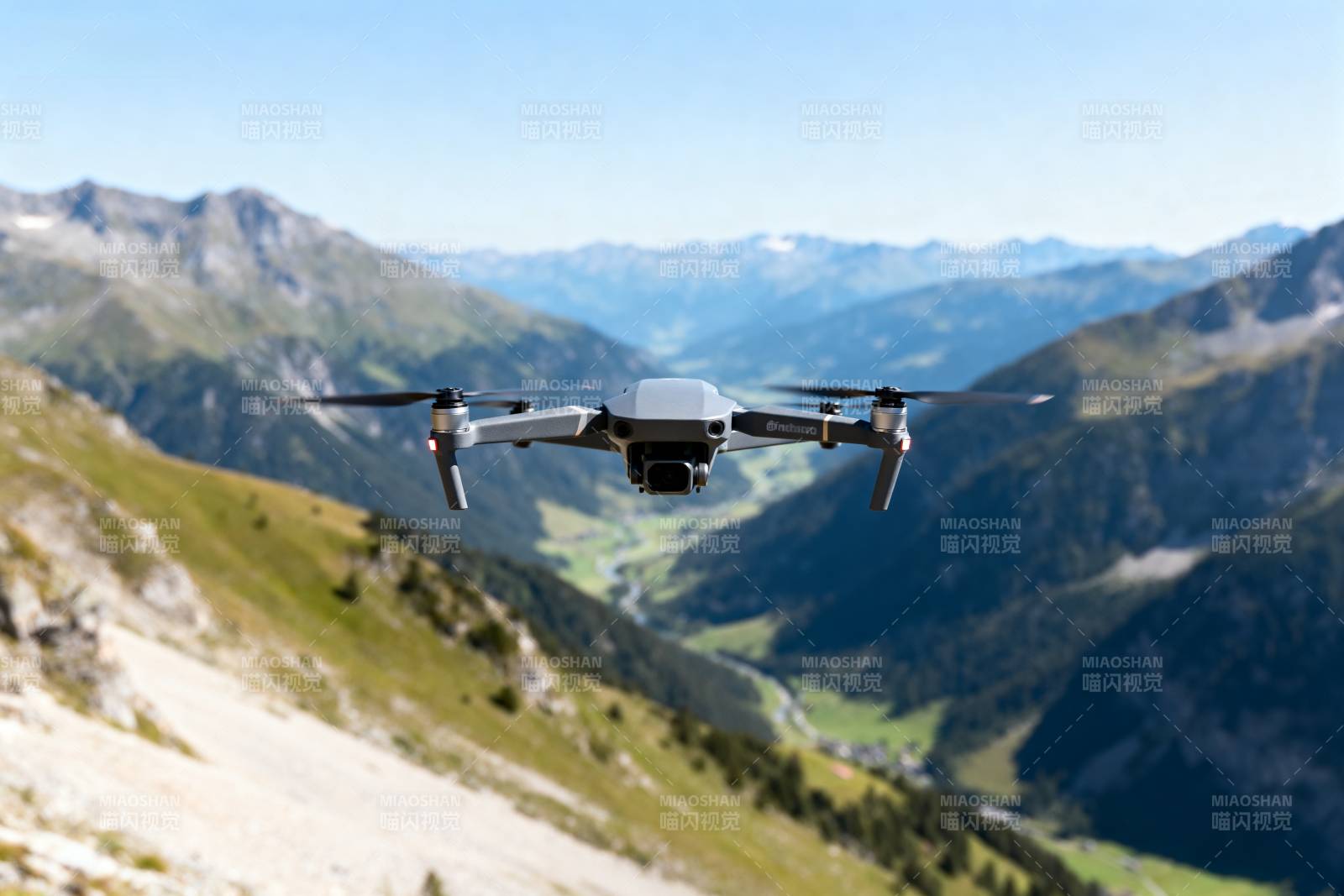 无人机飞越山谷图片