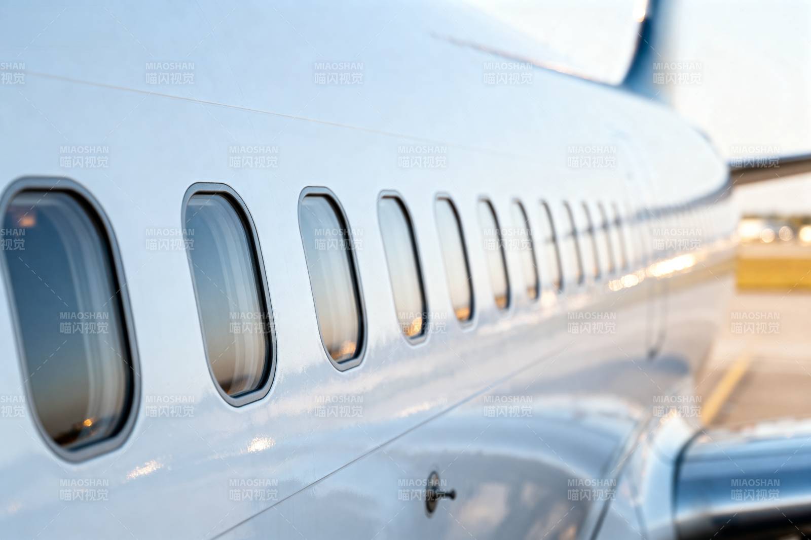 飞机舷窗特写图片