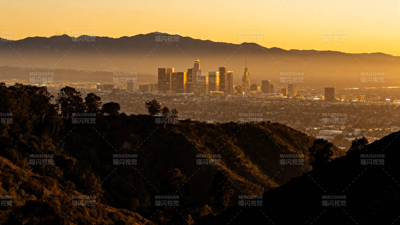 城市晨曦山影图片