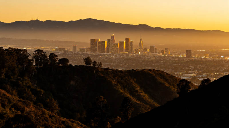 城市晨曦山影图片