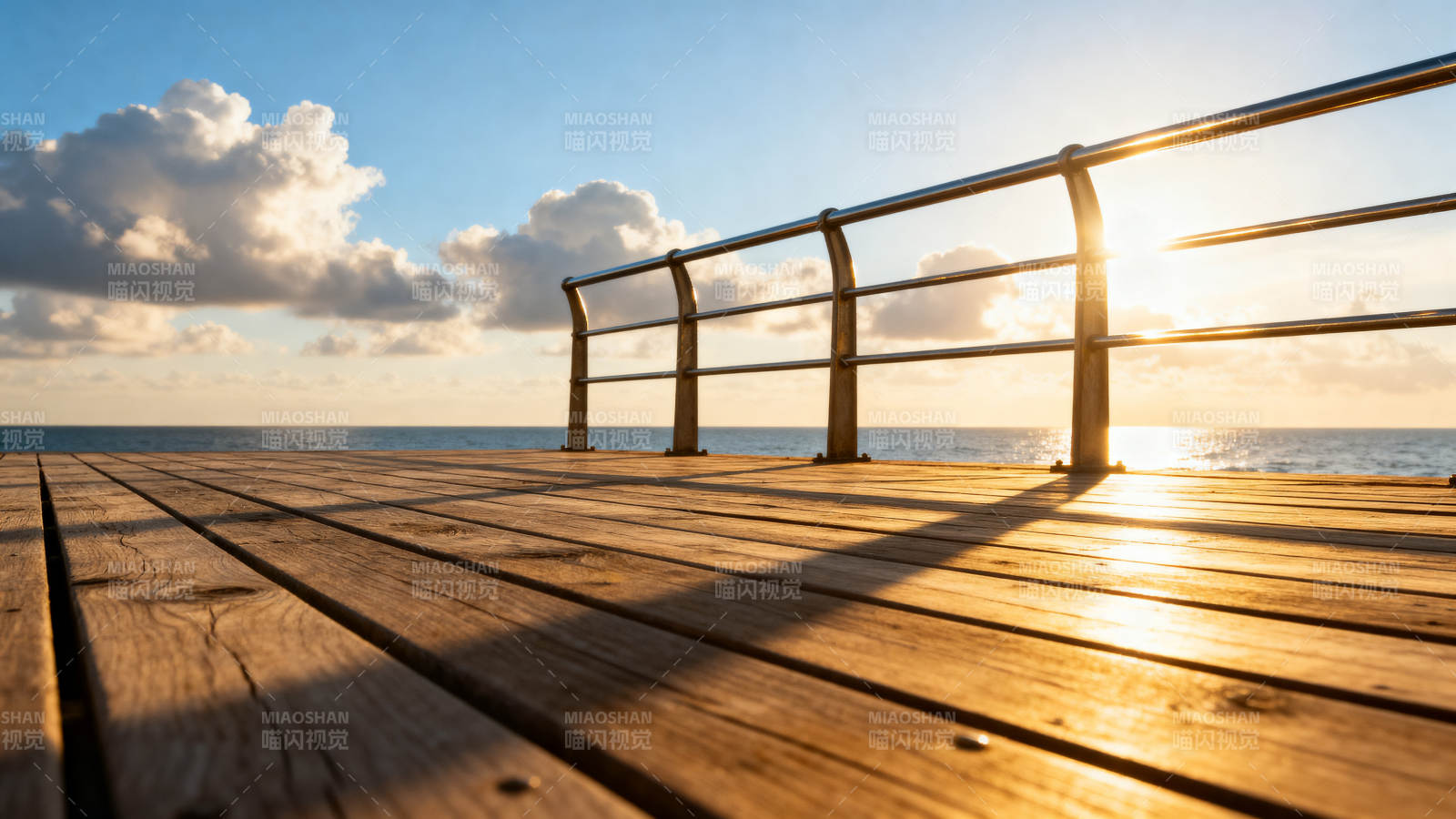 夕阳下的木栈道图片