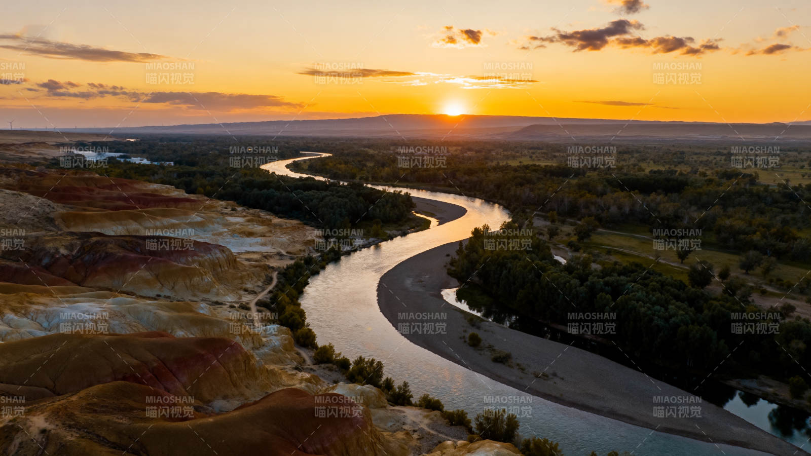 夕阳下的蜿蜒河流图片