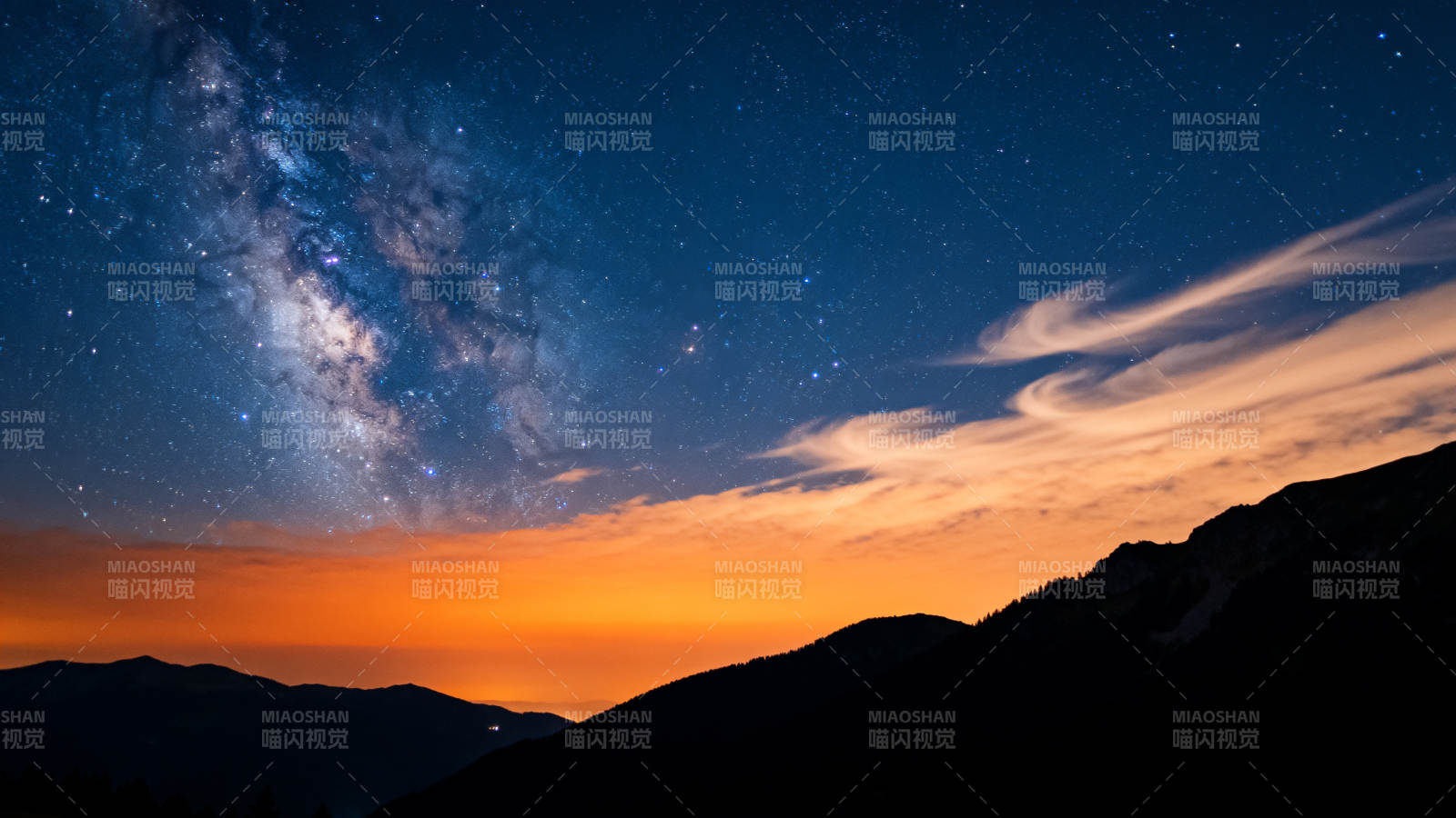 银河映山夜景图片