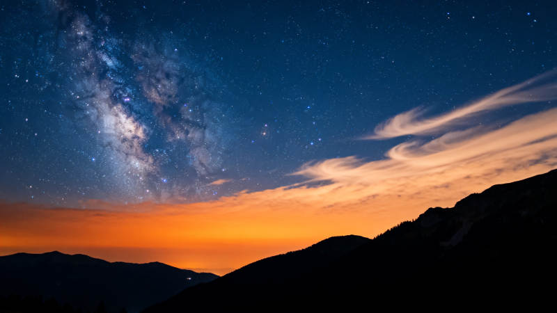 银河映山夜景图片