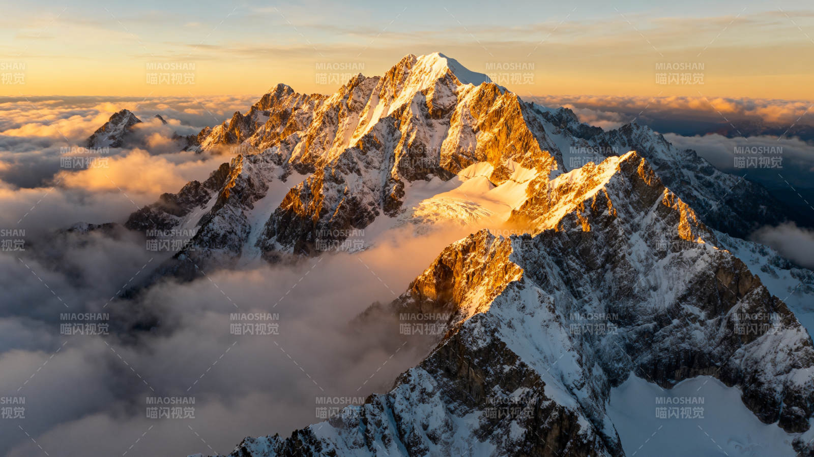 雪山云海日出图片