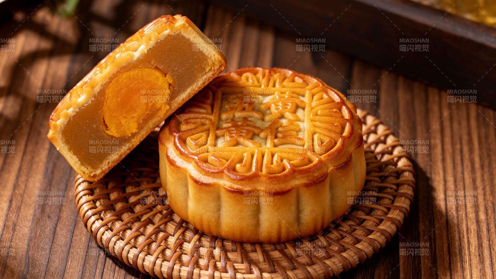 中秋月饼 金黄诱人图片