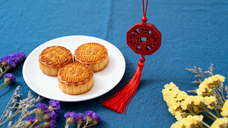 中秋月饼与红灯笼图片