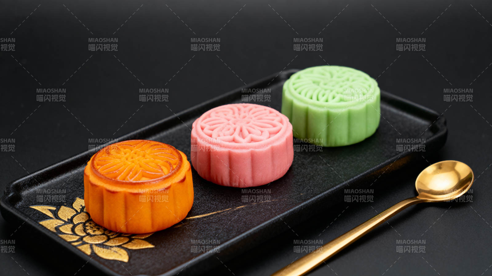 三色月饼静置盘中图片