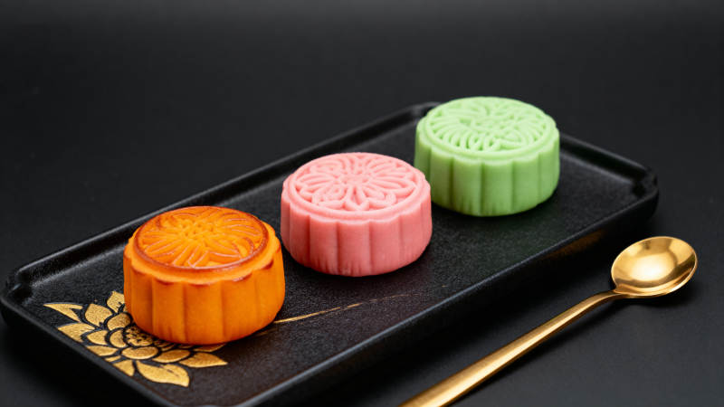 三色月饼静置盘中图片