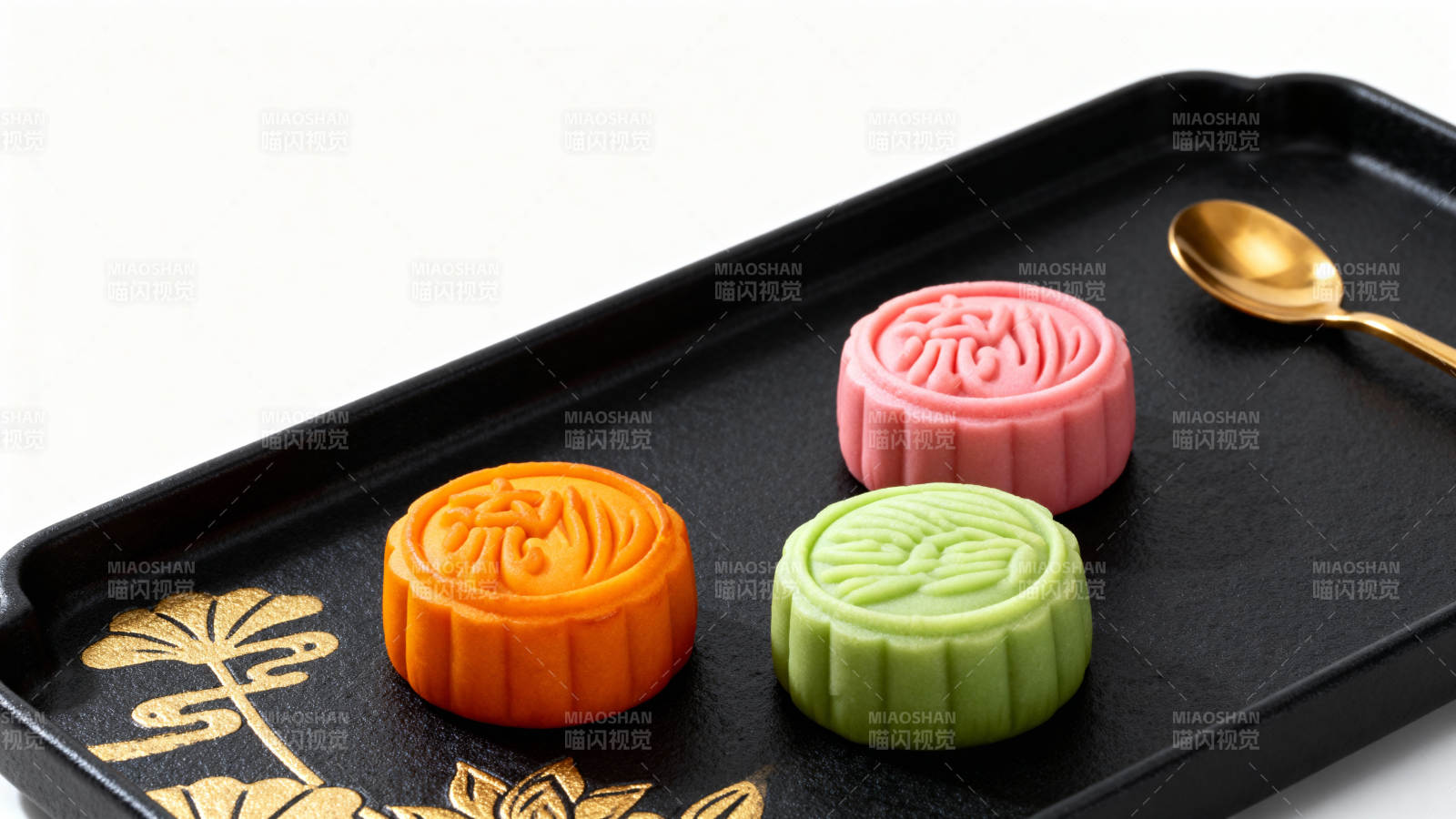 三色月饼静置托盘图片