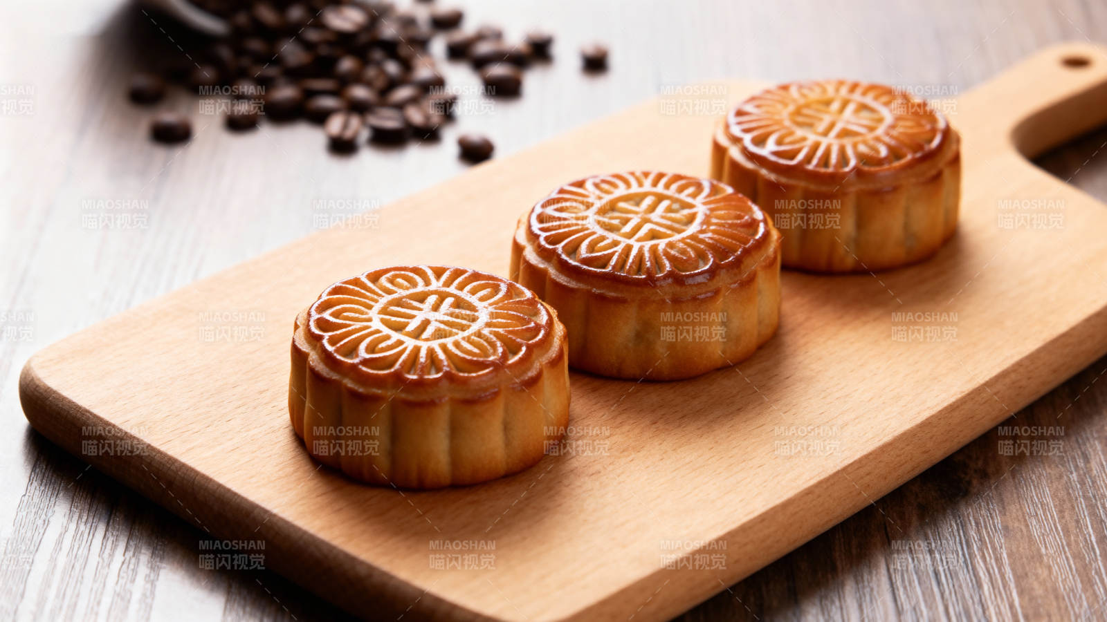 月饼三枚木板上图片