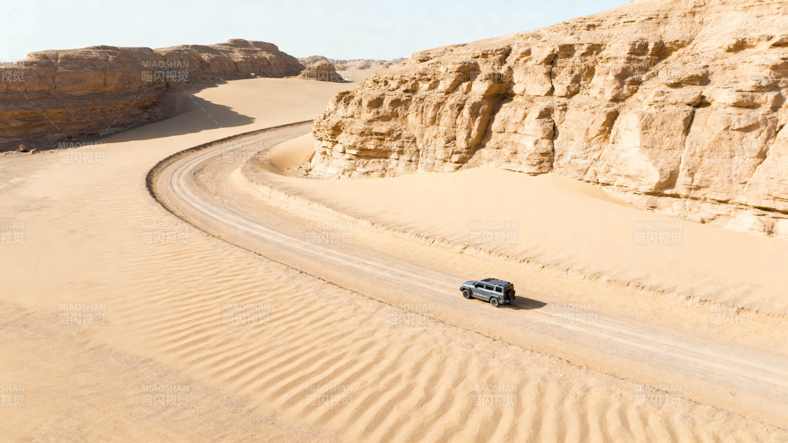 沙漠公路行车图片