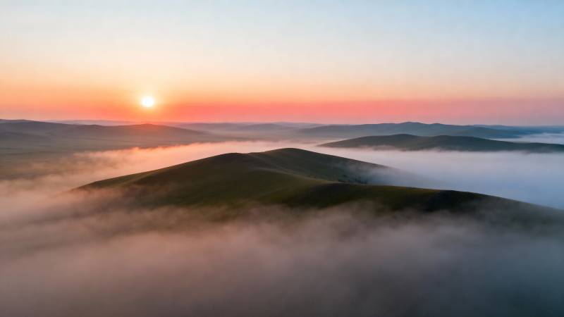 晨雾山峦日出图片