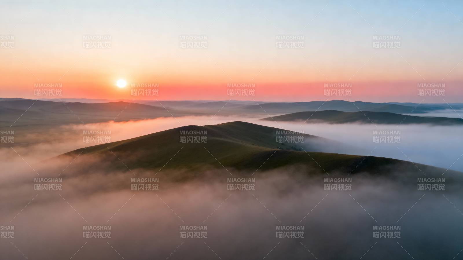 晨雾山峦日出图片