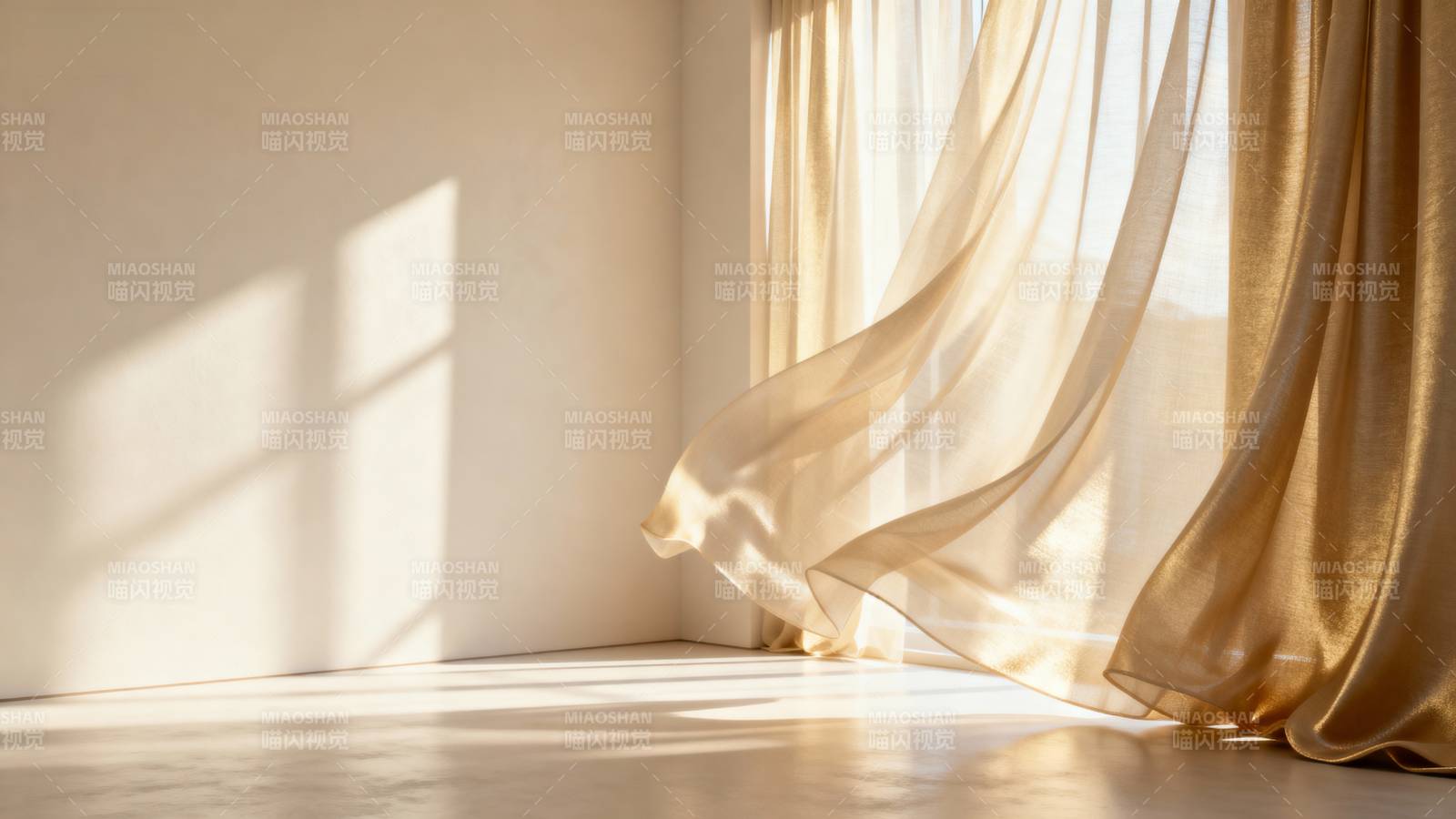 阳光透过金色窗帘图片