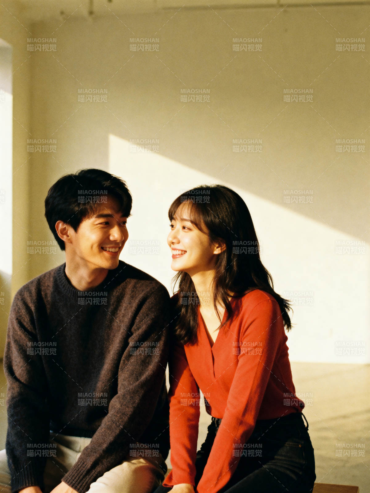 阳光下的甜蜜微笑图片