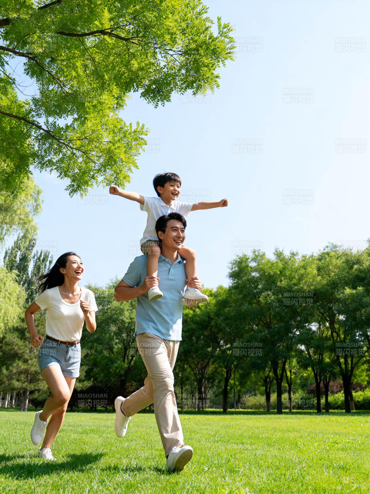 幸福家庭公园奔跑图片
