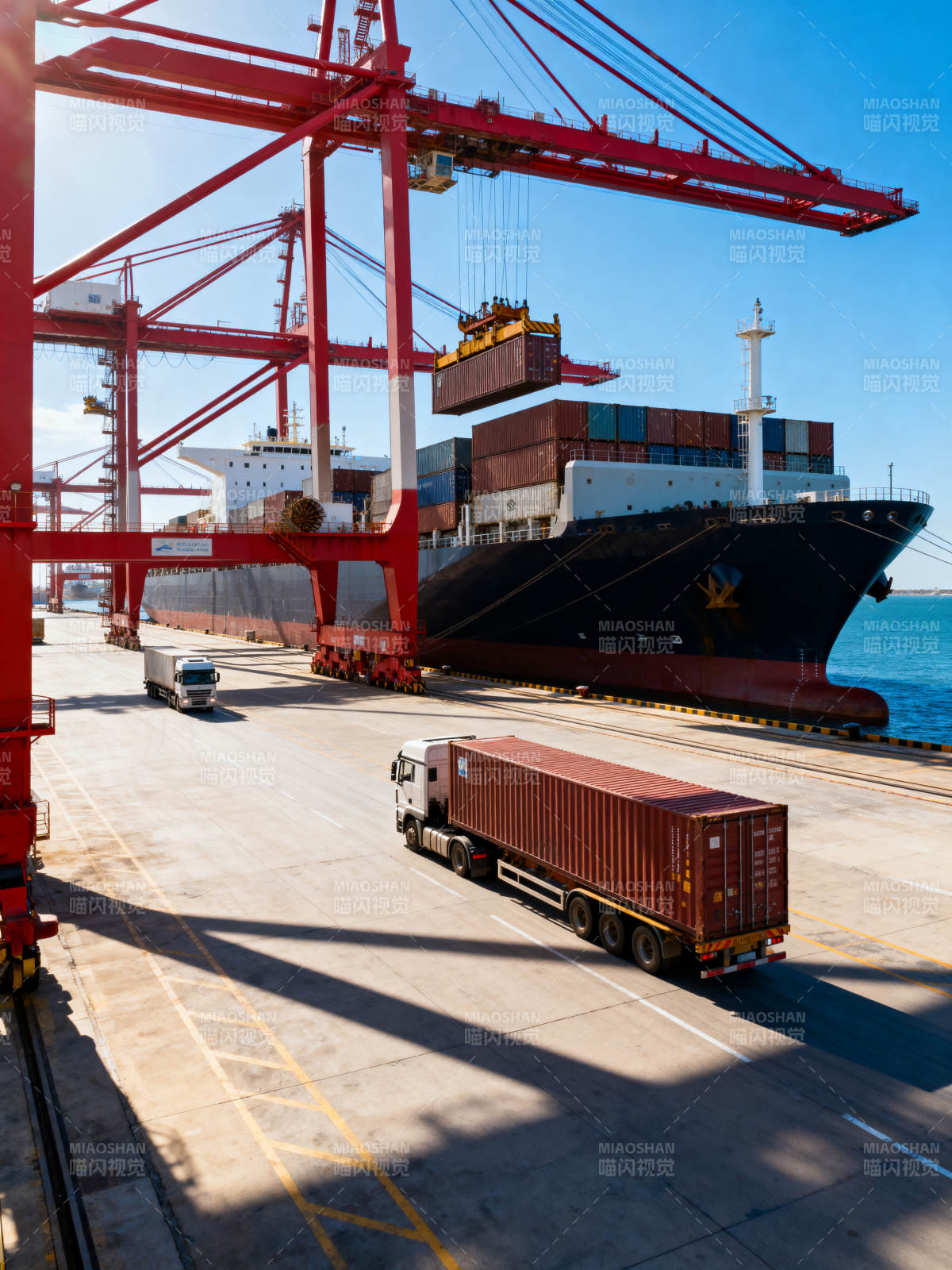 港口装卸集装箱图片