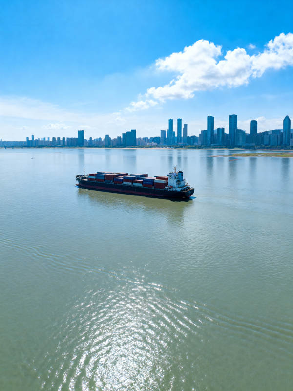 货轮驶向城市天际线图片