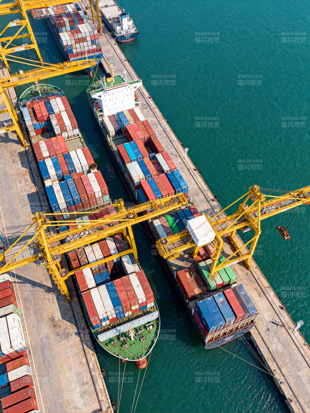 繁忙的集装箱码头图片