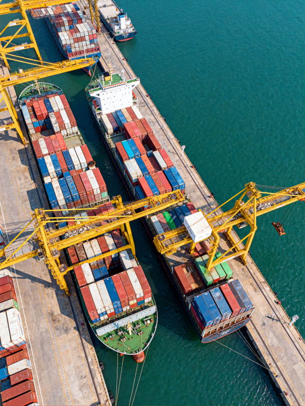 繁忙的集装箱码头图片