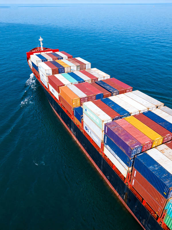 巨轮载箱航远洋图片