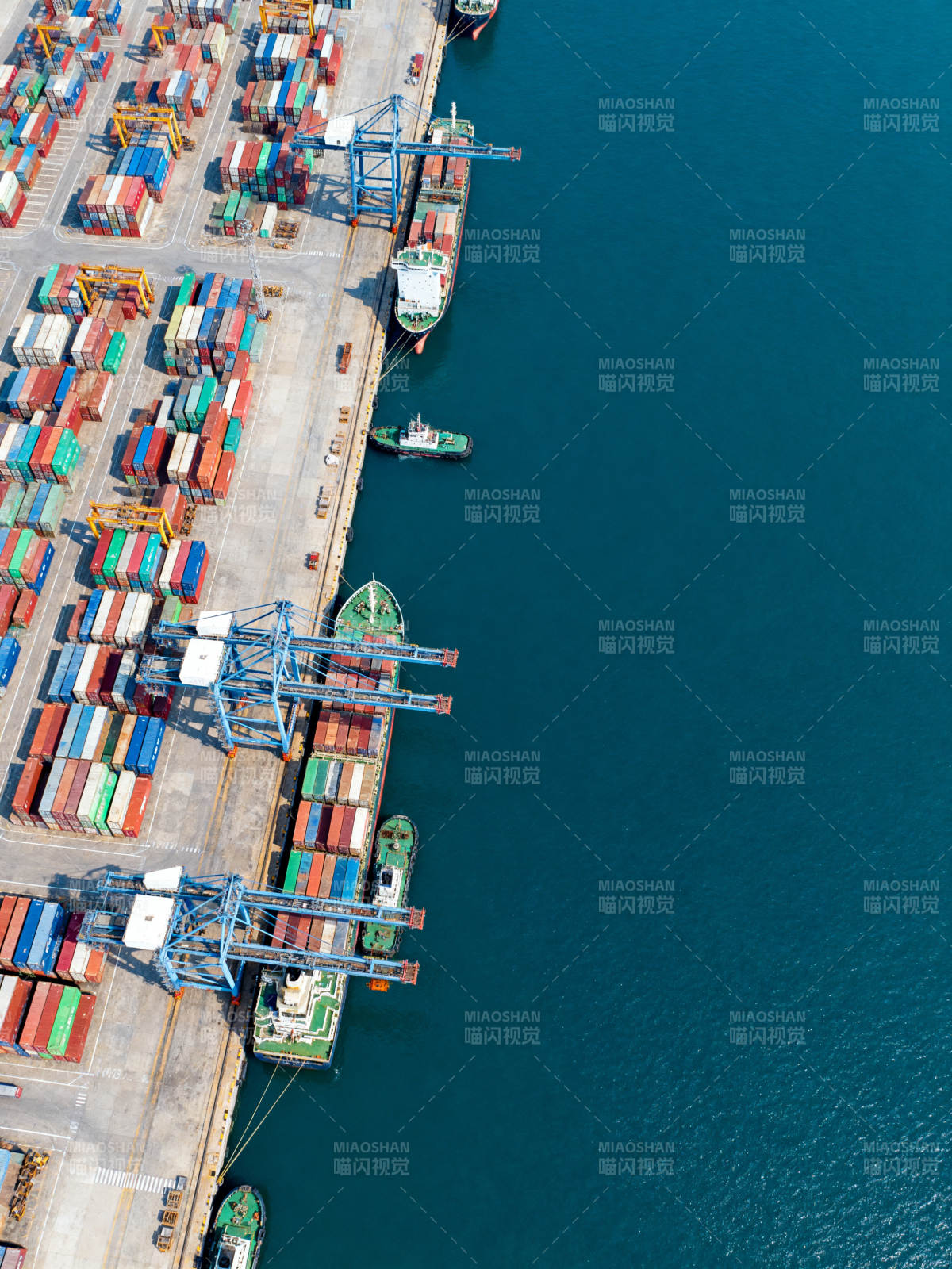 繁忙的港口码头图片