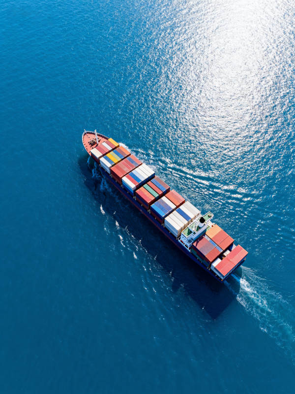 货轮航行于碧海图片