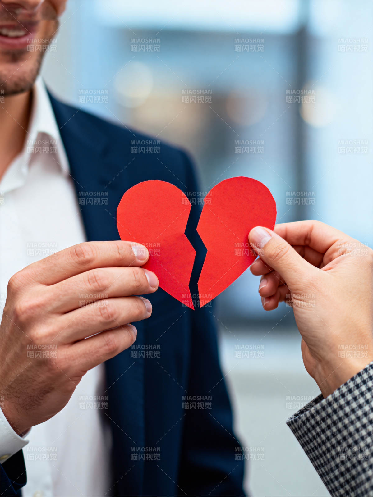 心碎的两人图片